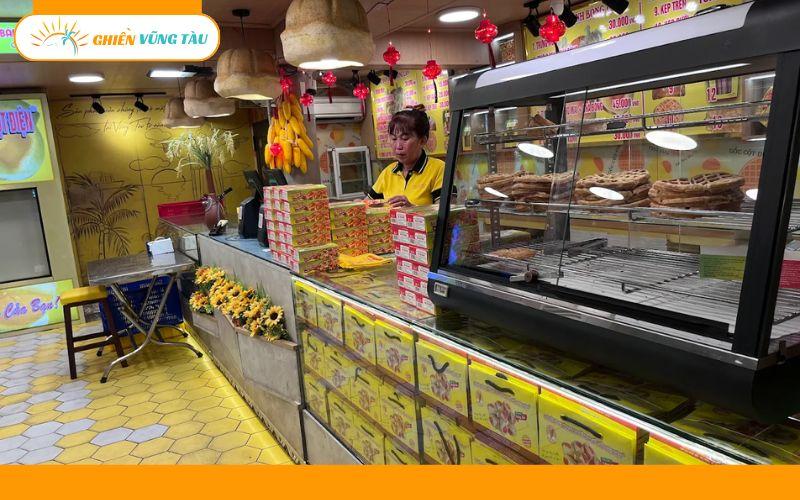 bánh bông lan trứng muối gốc cột điện