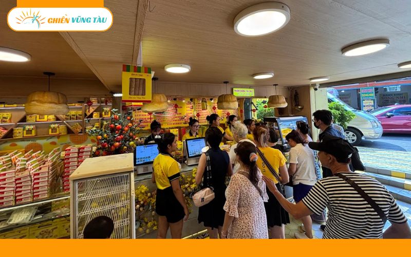 bánh bông lan trứng muối gốc cột điện