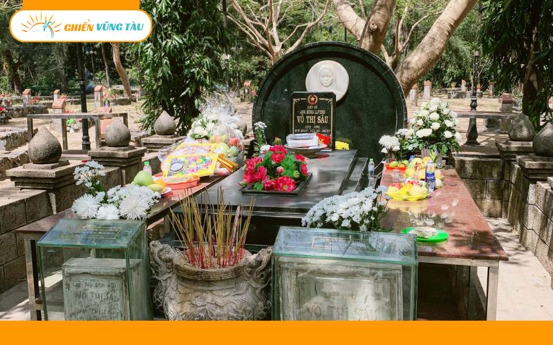 trang phục đi lễ cô sáu