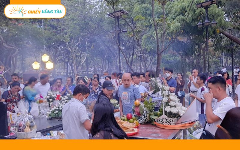 trang phục đi lễ cô sáu