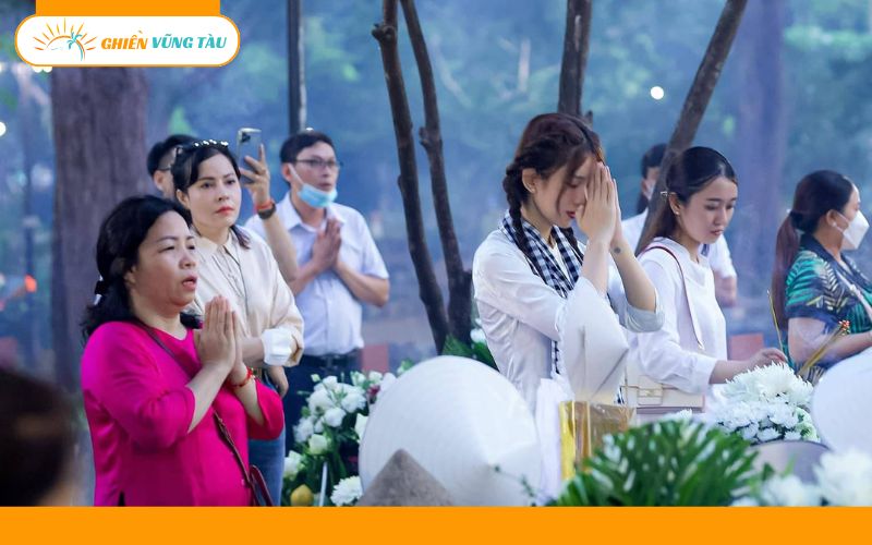 trang phục đi lễ cô sáu