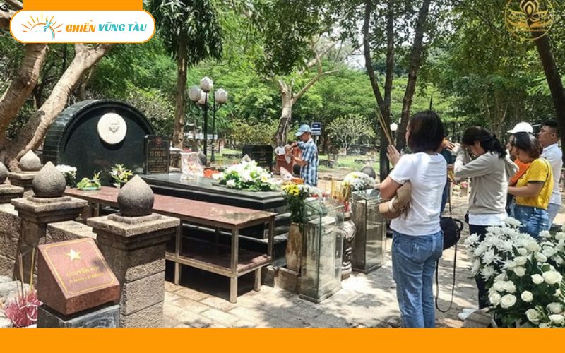 trang phục đi lễ cô sáu