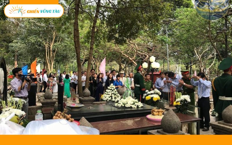 trang phục đi lễ cô sáu