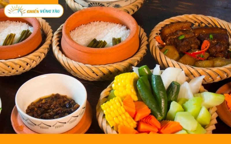 cơm niêu hương rừng